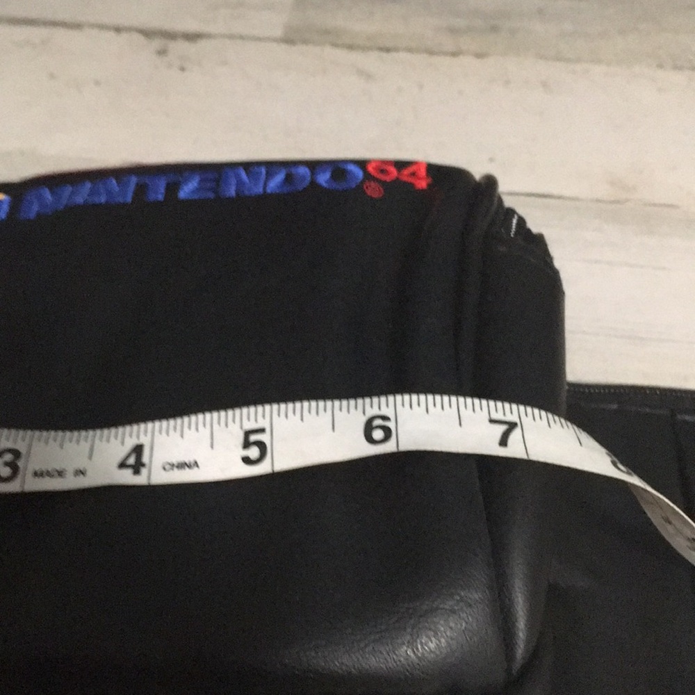 Nintendo 64 black Fanny pack w/2large 2small zippered pockets w/adjustable belt - Picture 6 of 7